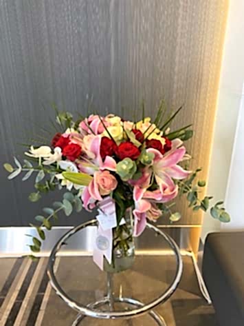 Vazo Da Lilyum Gül Aranjmanı